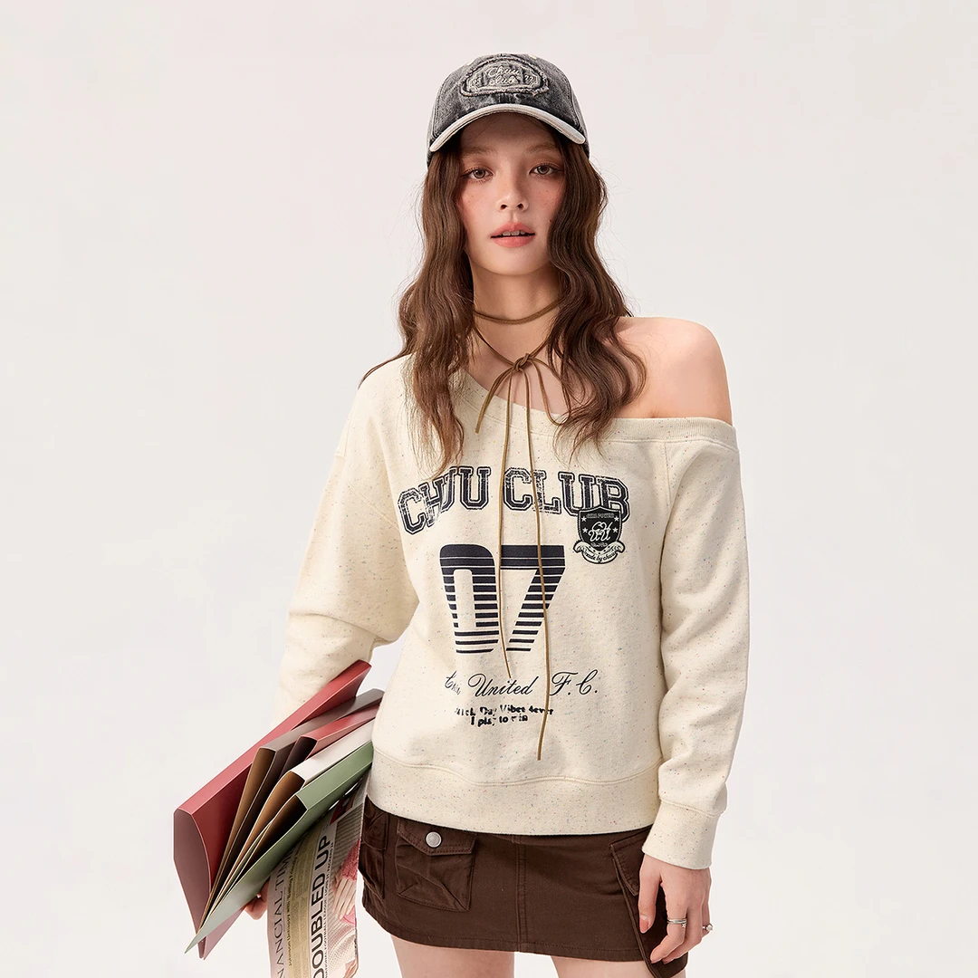 CHUU秋季女装字母印花学院风斜肩宽松长袖套头辣妹露肩卫衣