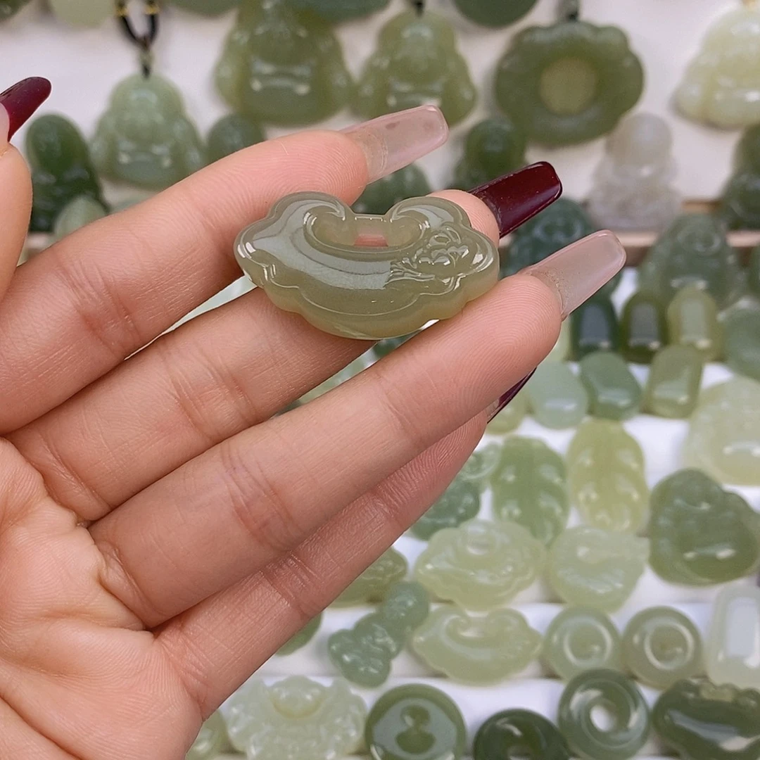 知***乐和田玉未镶嵌颈饰