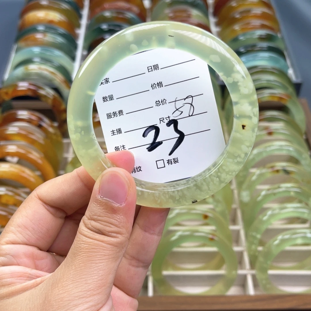 迪***！蛇纹石玉未镶嵌手镯