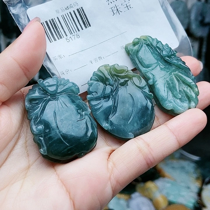 颈饰足铂镶嵌翡翠翡翠