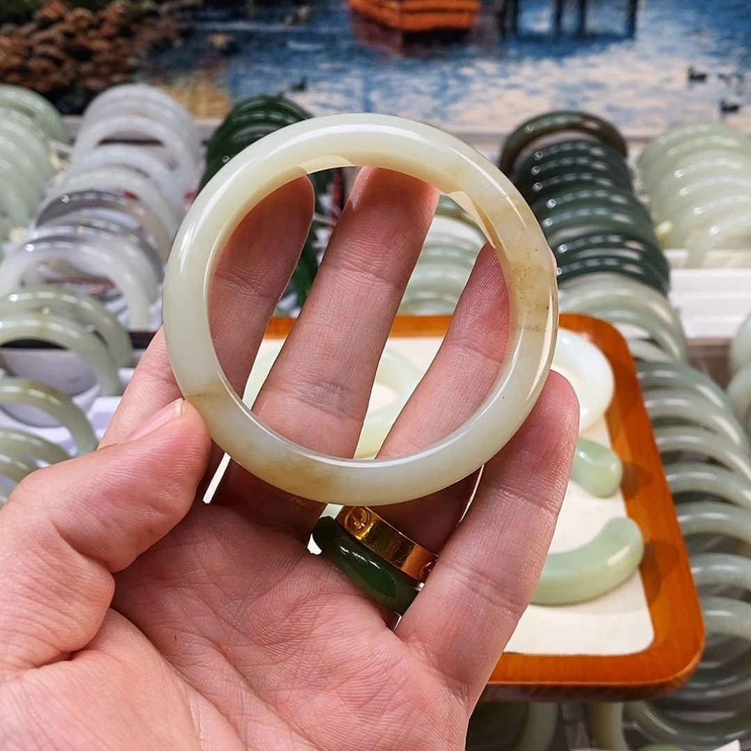 晓****和田玉未镶嵌手镯