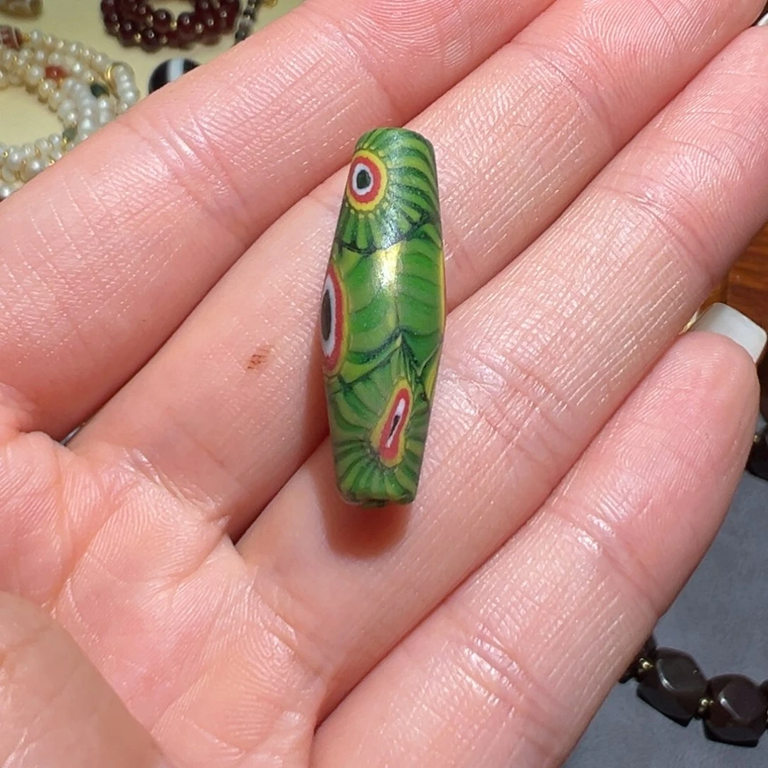 琉璃颈饰各种各样的