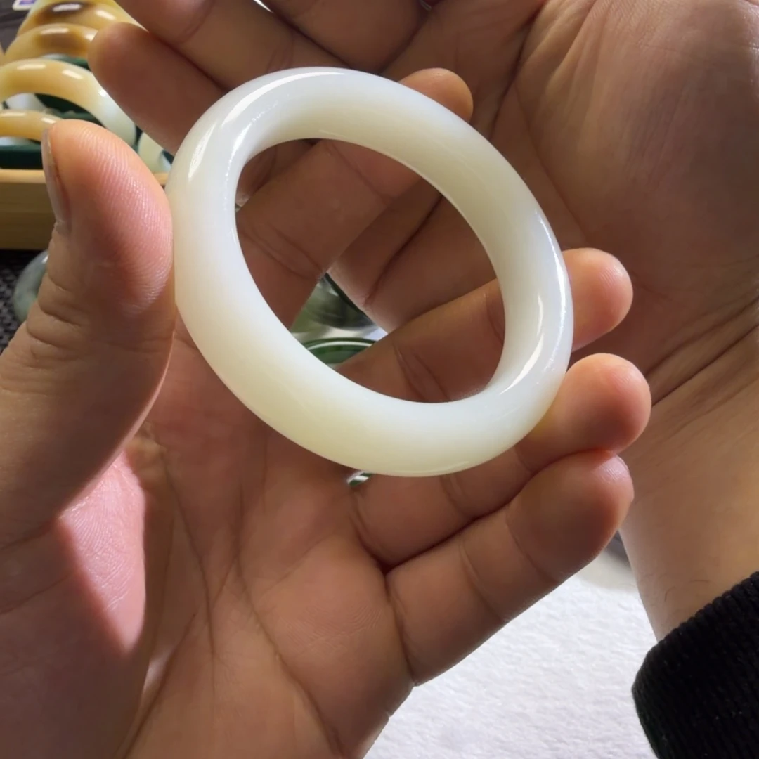 和田玉未镶嵌手镯