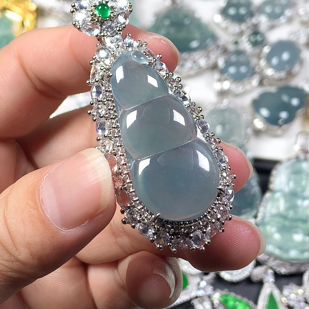 翡翠未镶嵌颈饰豆子