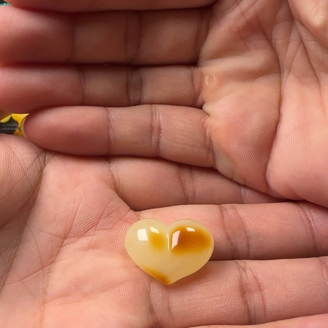 蜜蜡颈饰未镶嵌俏色屁桃提溜吊坠（打孔不退换）