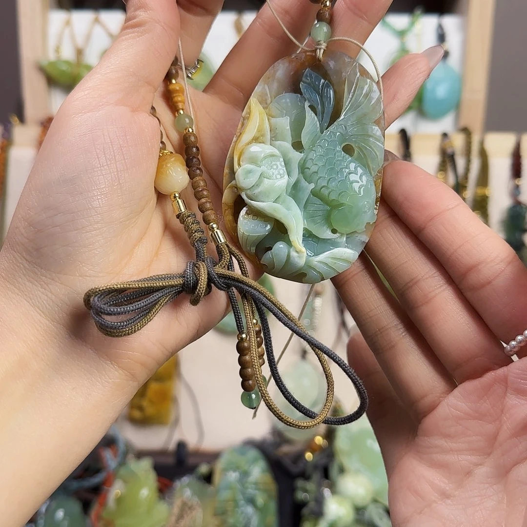 迟***遇蛇纹石玉合金颈饰