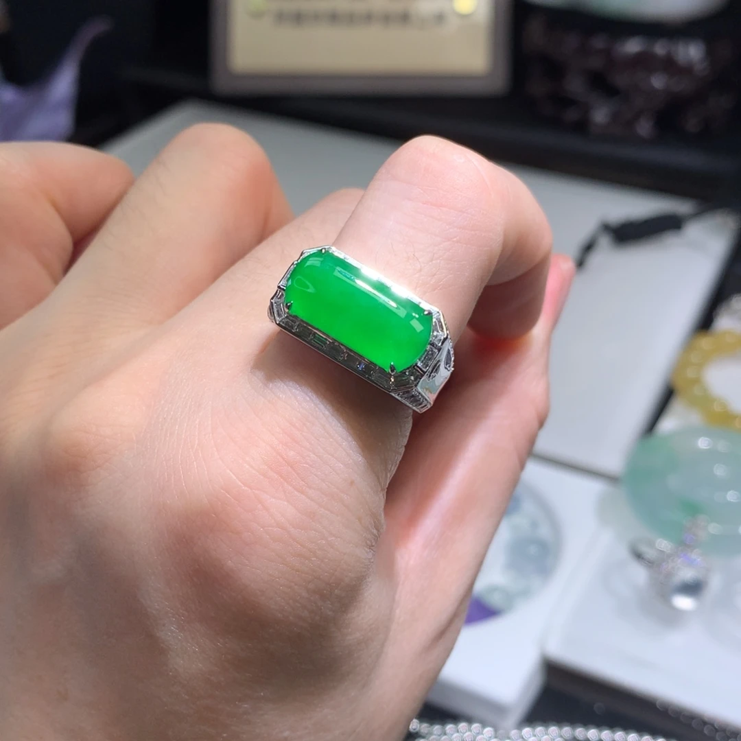 翡翠18K金镶嵌戒指