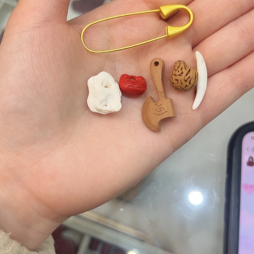 天然辰砂胸针 桃木斧 朱砂 猪精骨 狗牙 桃篮