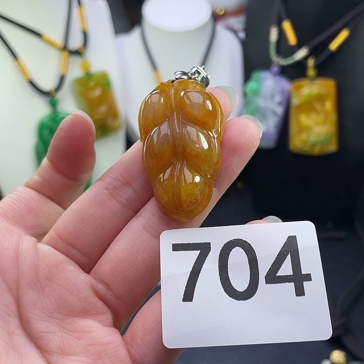 翡翠未镶嵌吊坠(赠链)
