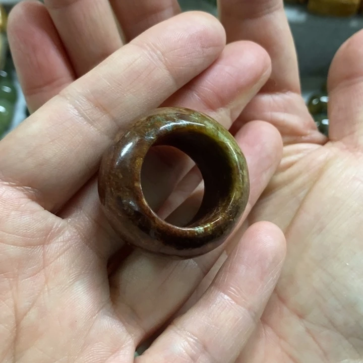 未镶嵌岫岩河磨玉（透闪石质玉）把件