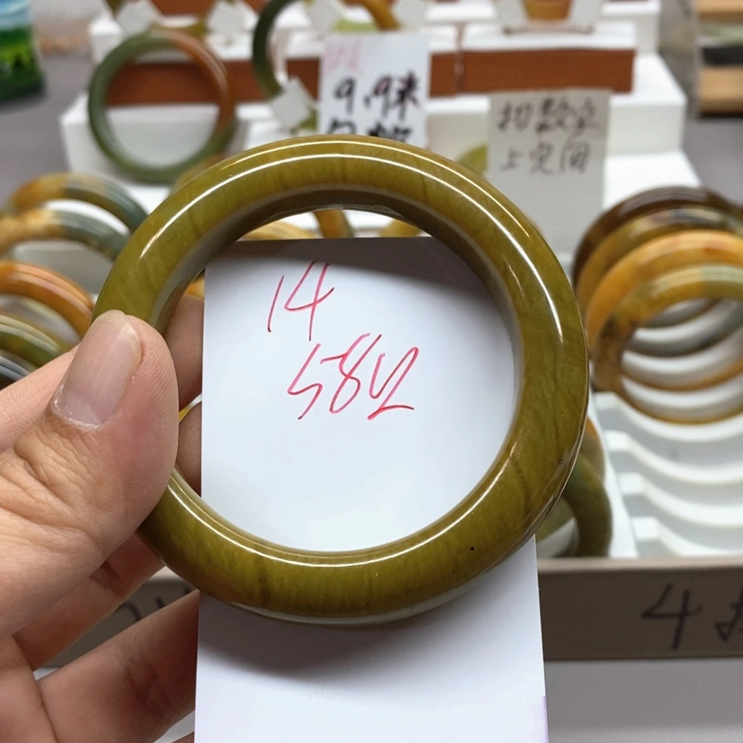 蛇纹石玉未镶嵌手镯光*