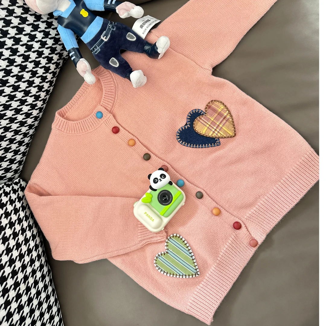 2025年春季韩版儿童粉色爱心贴布毛衣儿童开衫休闲时尚