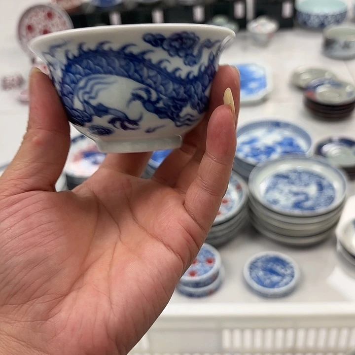 瓷片青花铠甲龙大压手杯景德镇