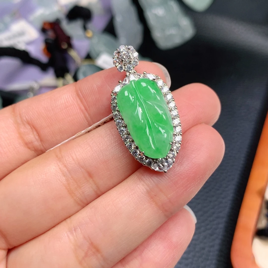 颈饰18K金镶嵌翡翠叶子