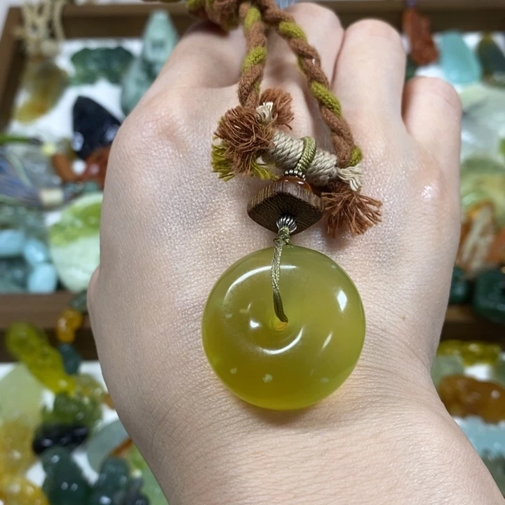 未镶嵌蛇纹石玉吊坠