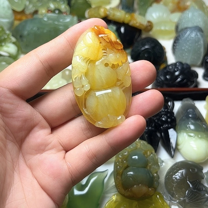 未镶嵌蛇纹石玉颈饰依**然