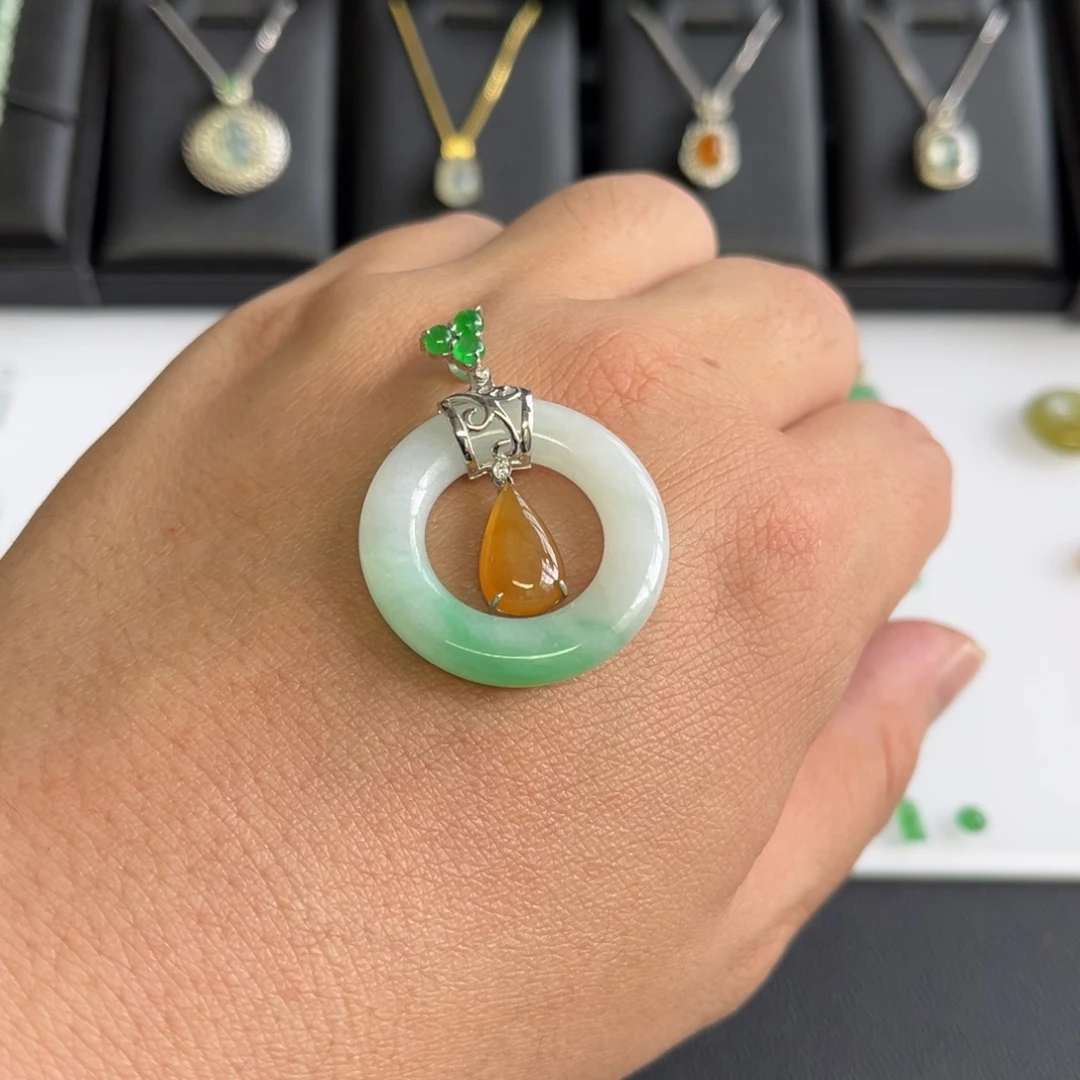 翡翠18K金镶嵌颈饰福利