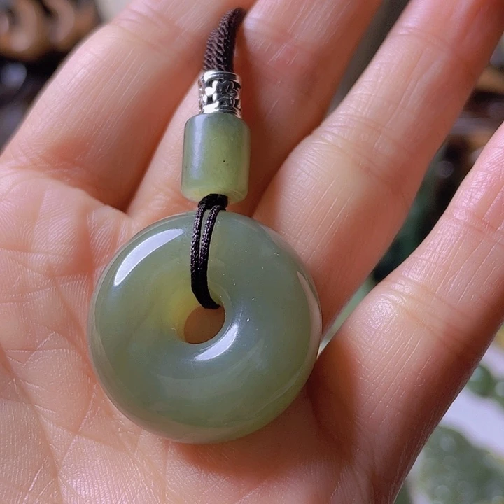 未镶嵌岫岩河磨玉（透闪石质玉）把件