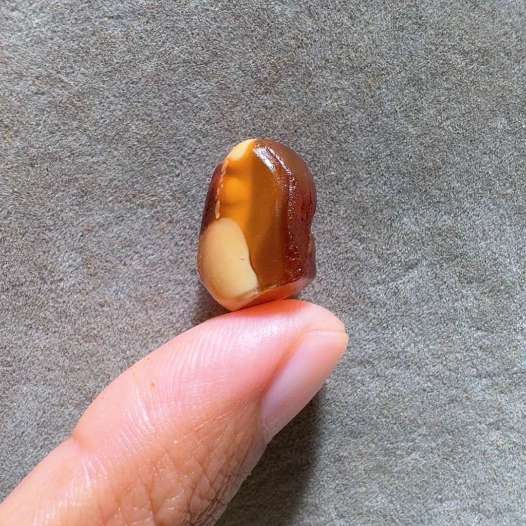 琥珀未镶嵌珠宝奇石兜**移