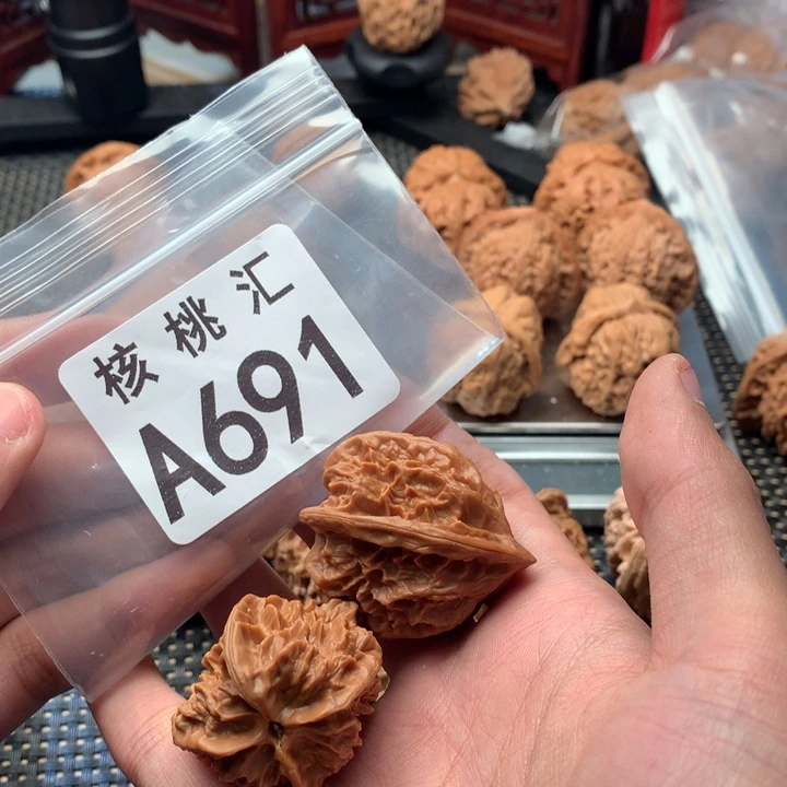 文玩核桃吊坠龙骨