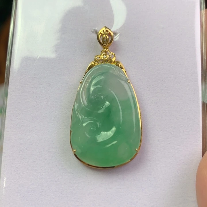 翡翠18K金镶嵌颈饰翡翠