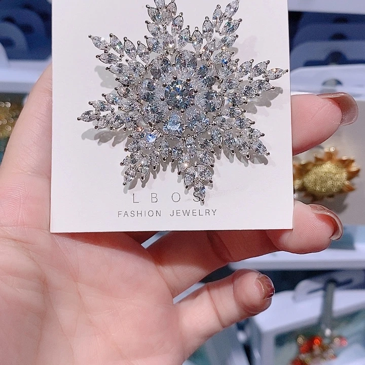 锆石铜合金雪花胸针