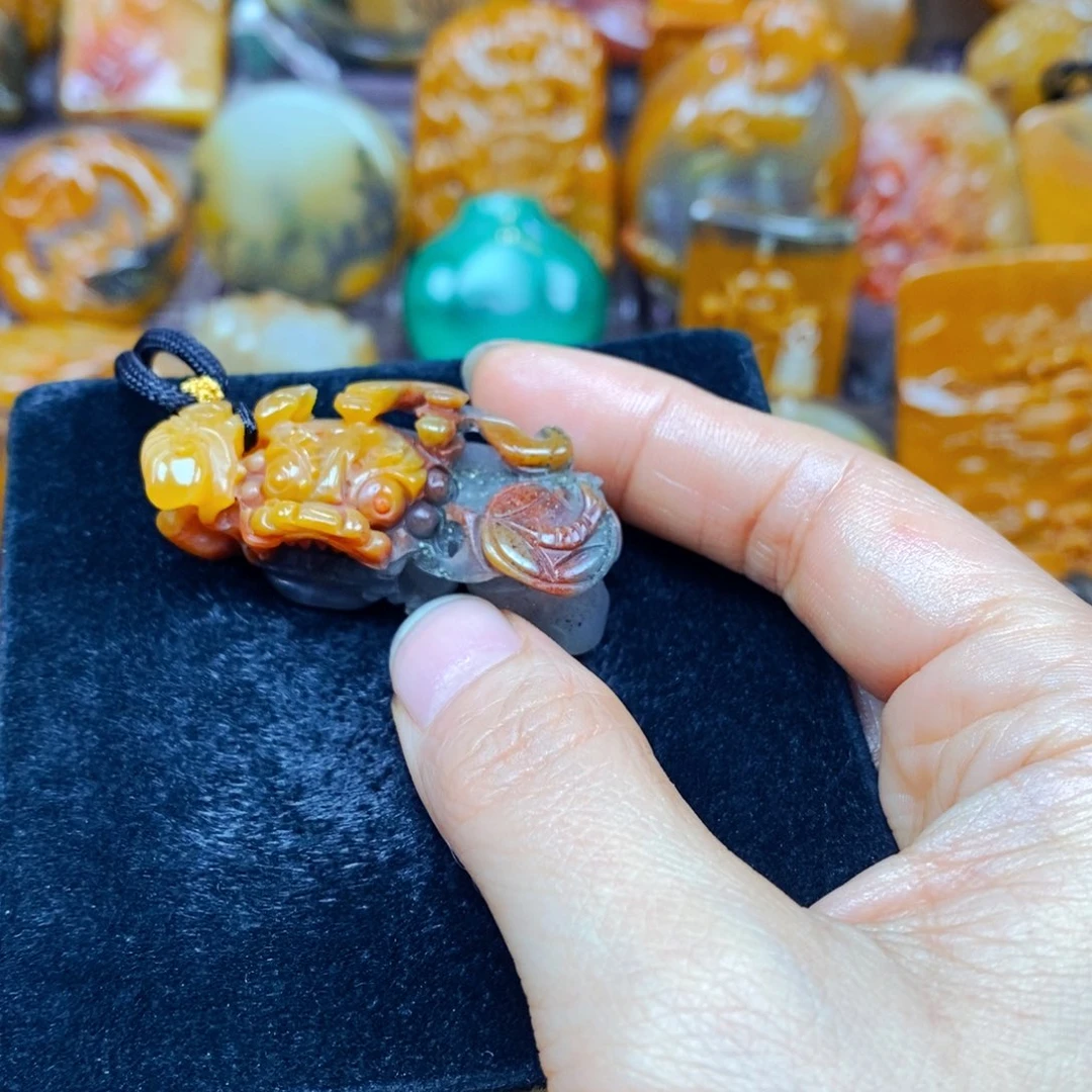 未镶嵌石英质玉（黄龙玉）颈饰
