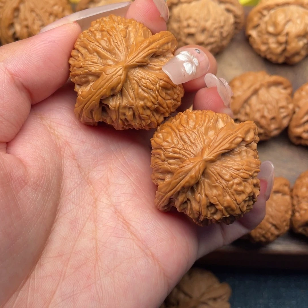 文玩核桃吊坠红皮白狮子41