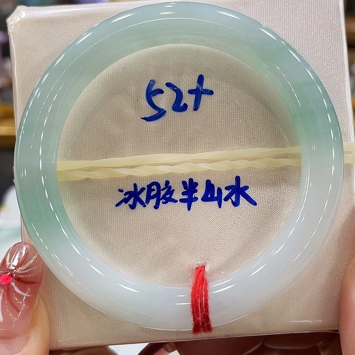 翡翠手镯未镶嵌翡翠手镯