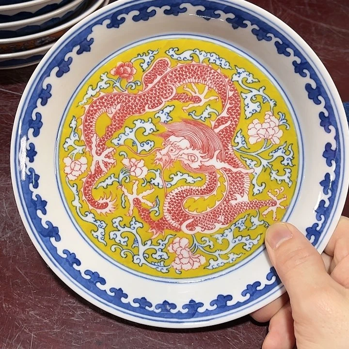 瓷片/////直径19厘米……红。