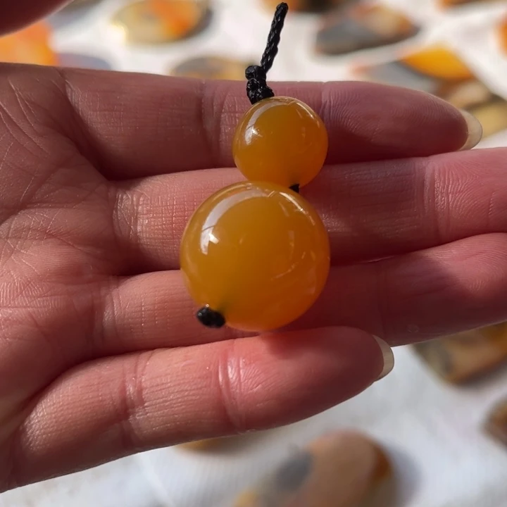 石英质玉（黄龙玉）未镶嵌颈饰