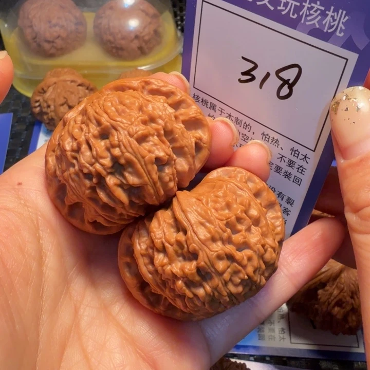 文玩核桃把件鲁*318白狮子46