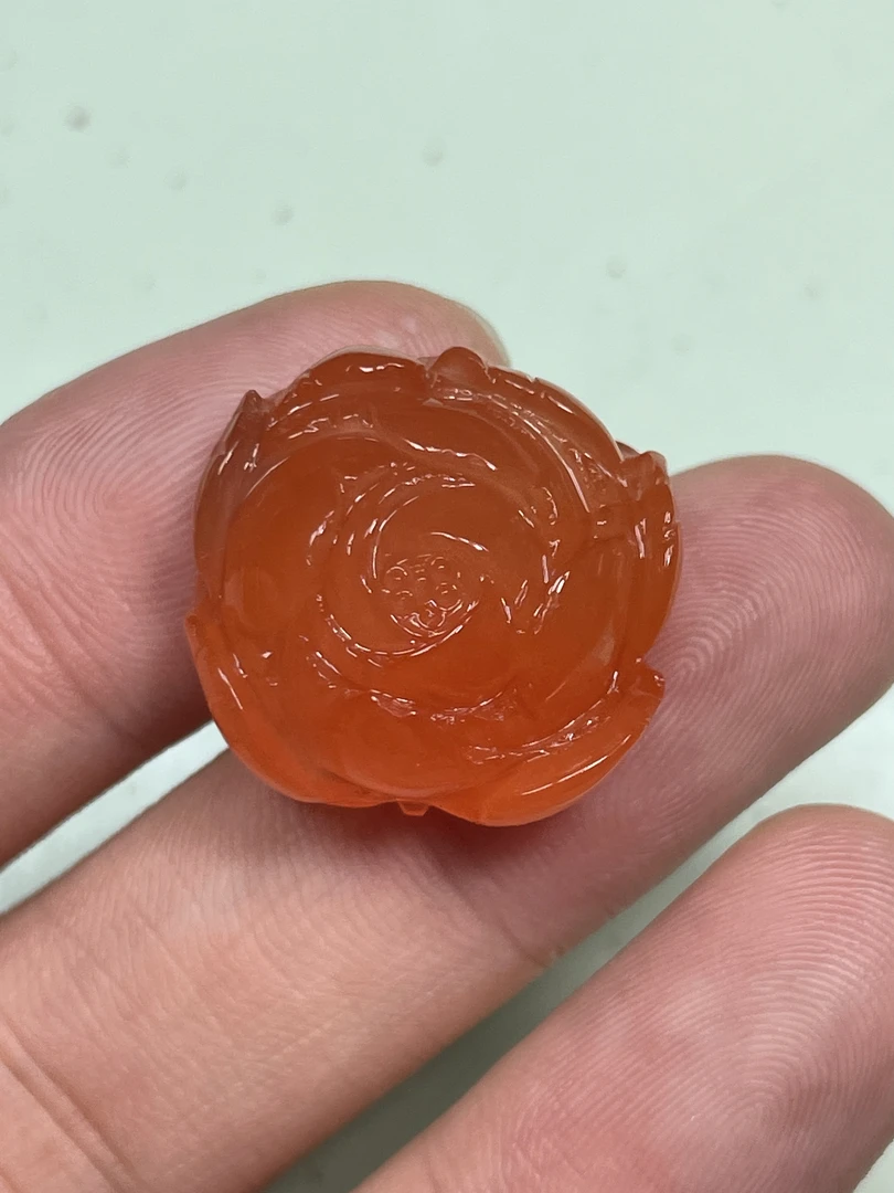 精品南红牡丹花吊坠未打孔颜色红润，粉红干净，尺寸19.7x19x10.4mm