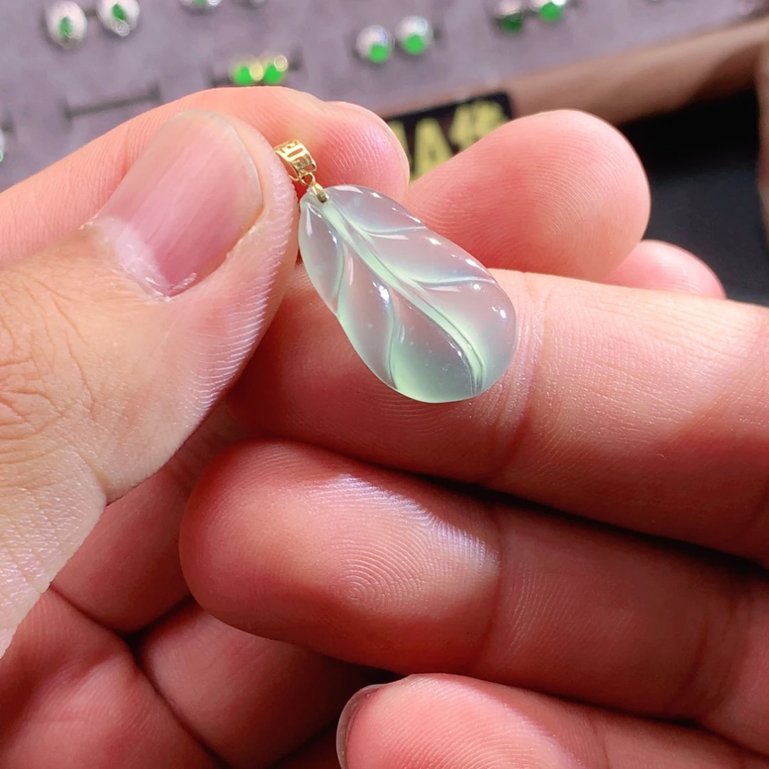 翡翠未镶嵌颈饰源头翡翠A货工厂价，一物一证