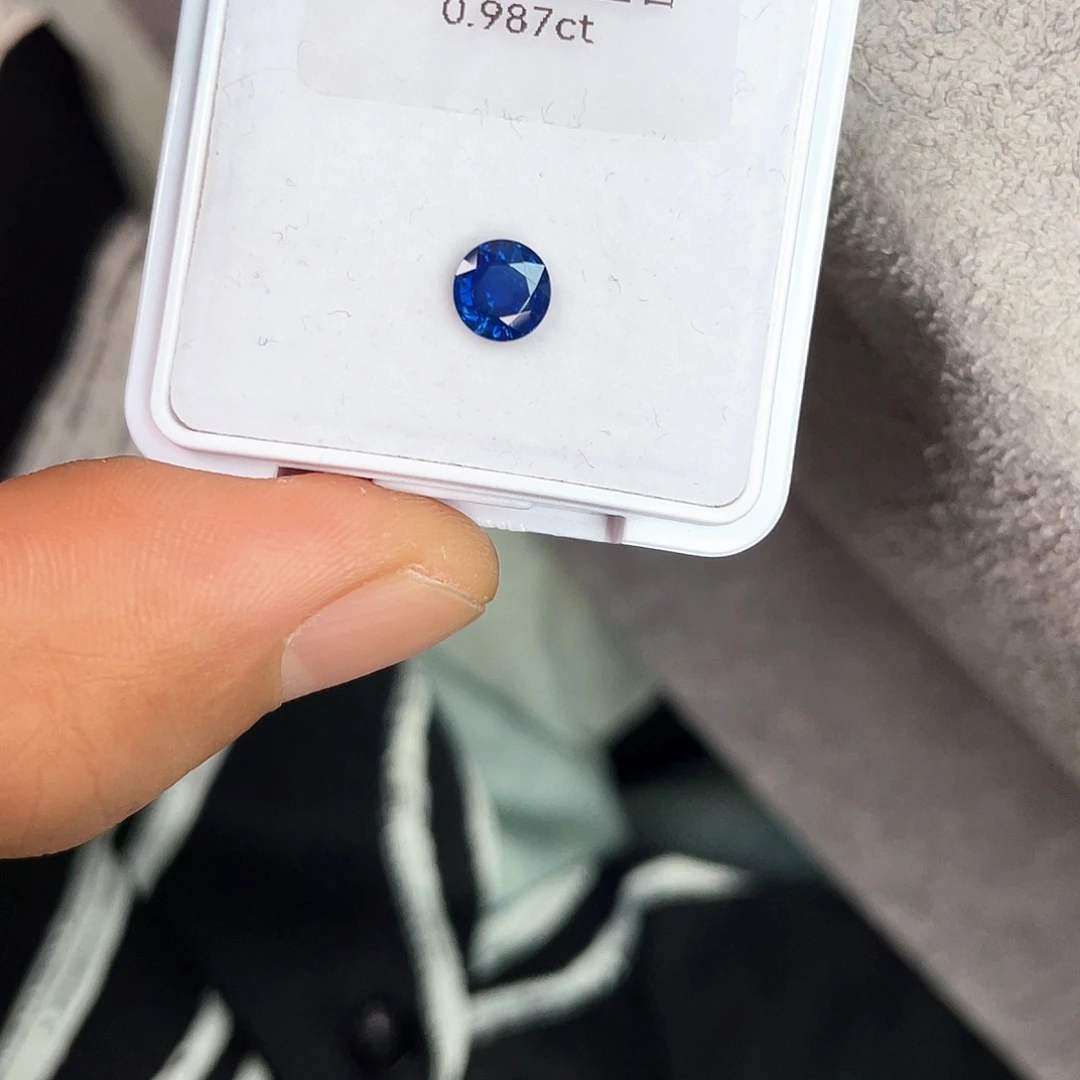 蓝宝石裸石未镶嵌0.987Ct。