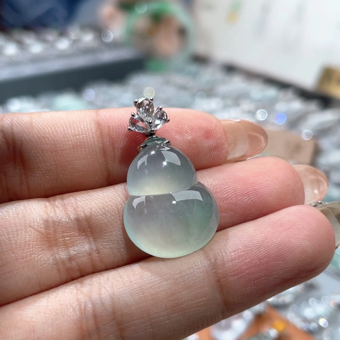 翡翠18K金镶嵌颈饰葫芦