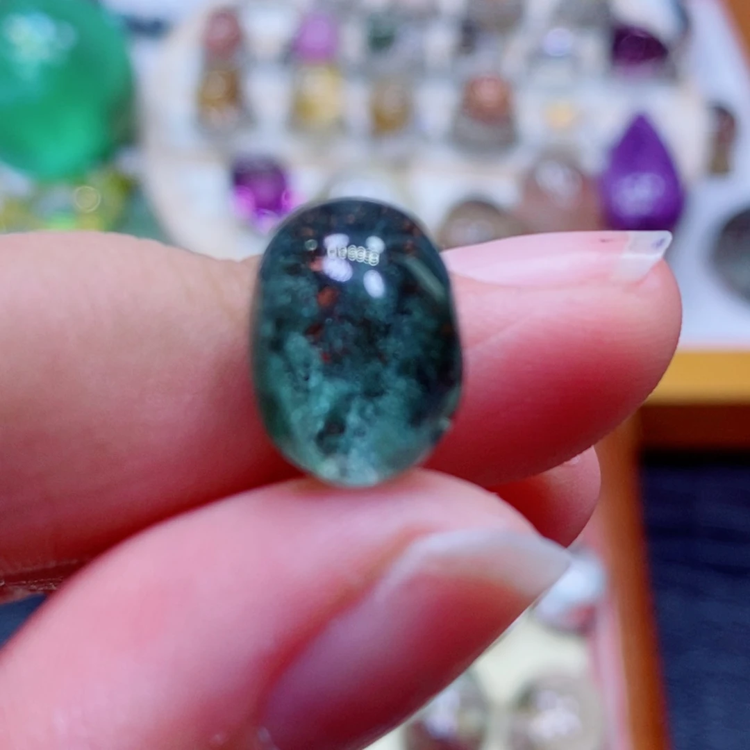 颈饰未镶嵌水晶希*。水晶