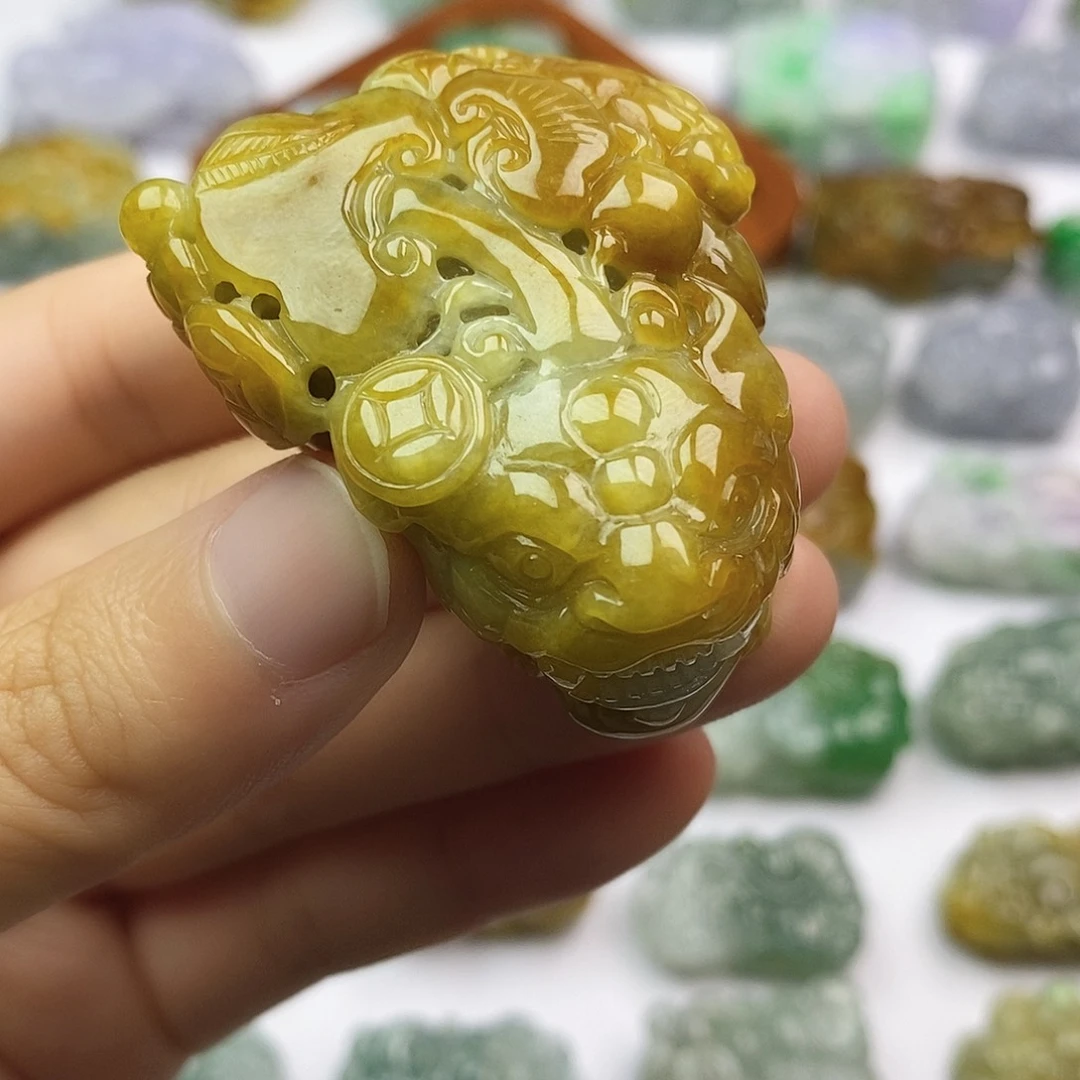 翡翠未镶嵌颈饰貔貅