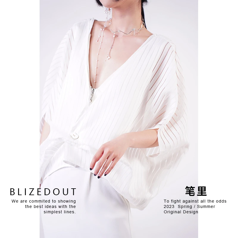 笔里【BLIZEDOUT】独立设计3042907白色条纹肌理斗篷上衣雪纺衫