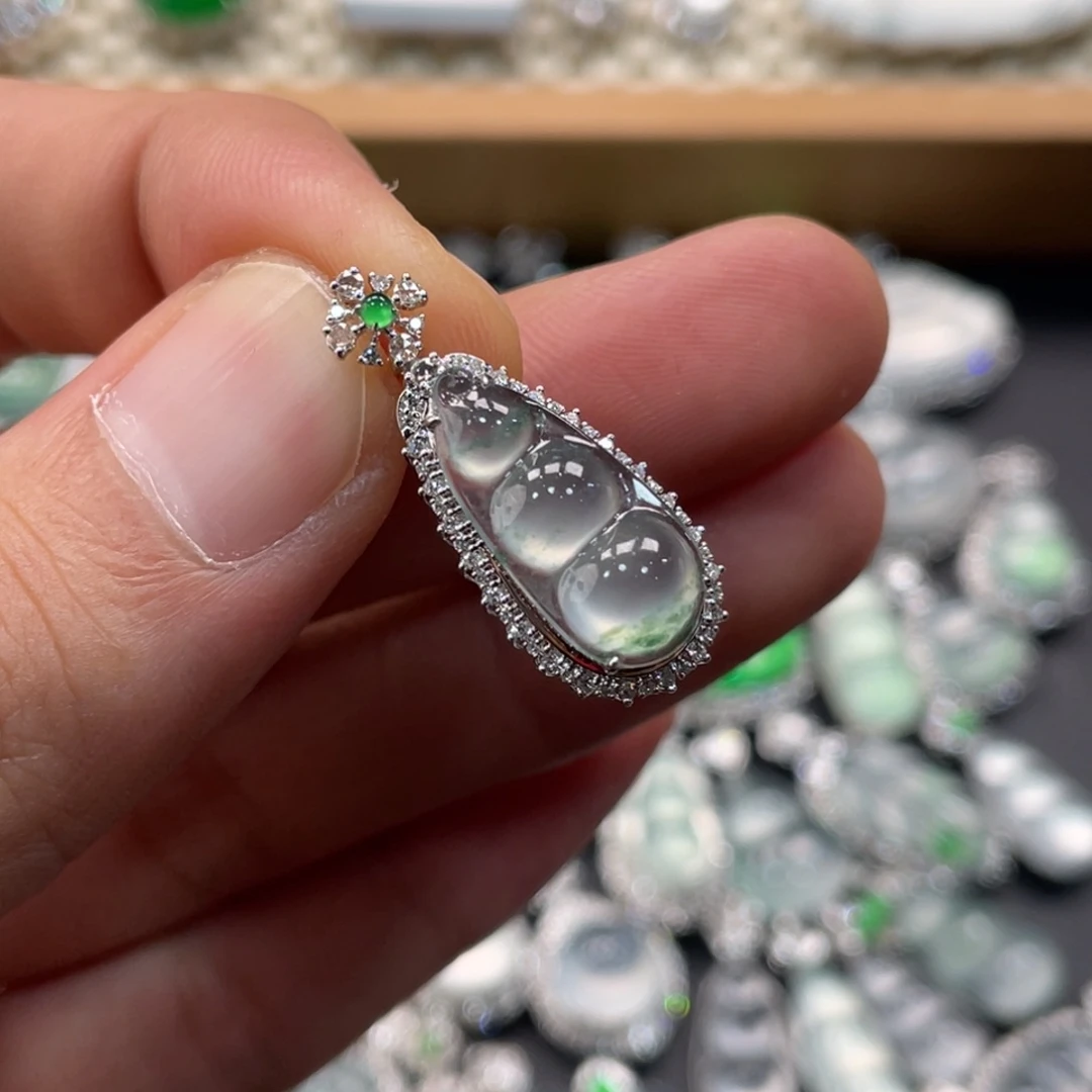 翡翠18K金镶嵌颈饰豆子