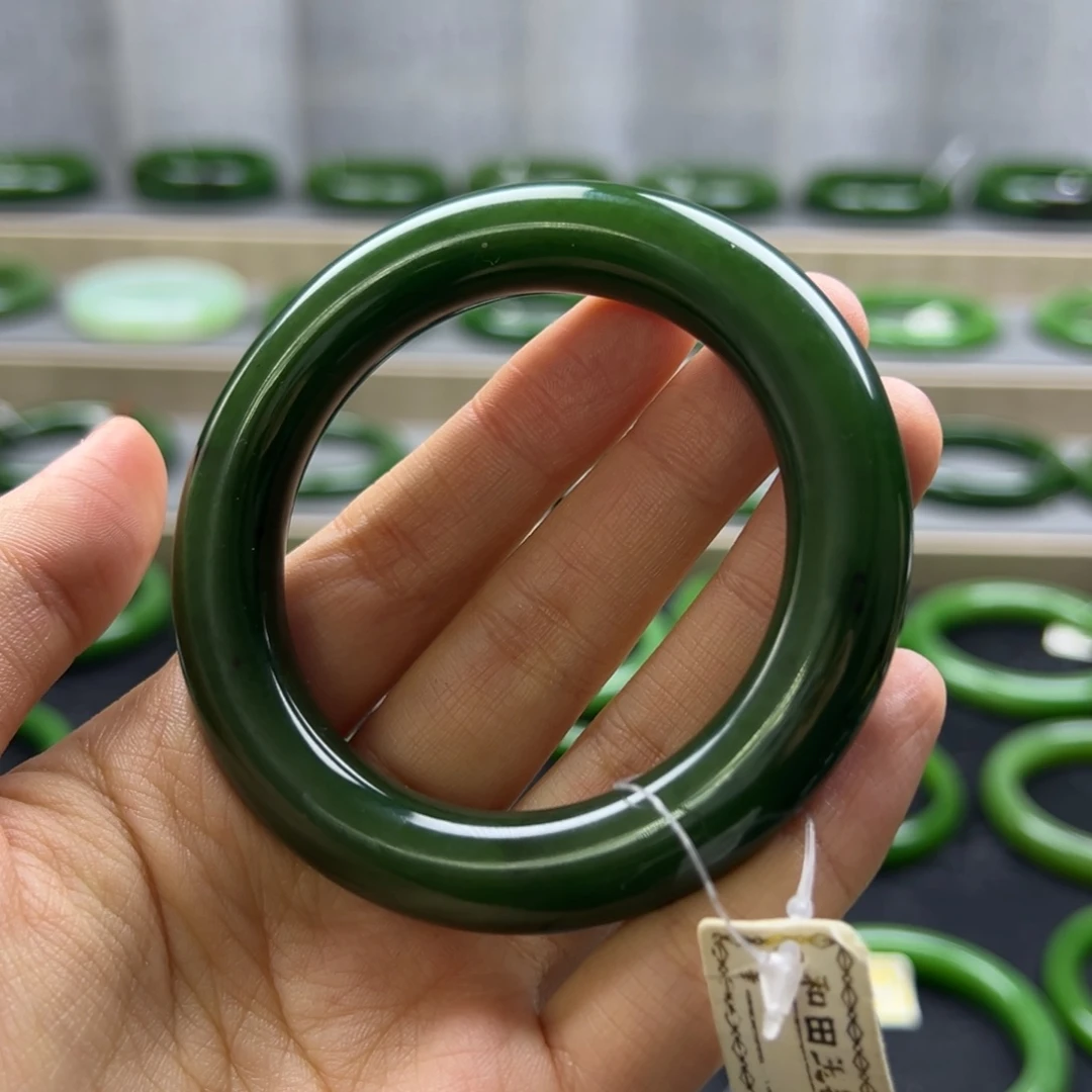 和田玉（碧玉）未镶嵌手镯碧玉高色艳底油辣绿微带矿皮5455