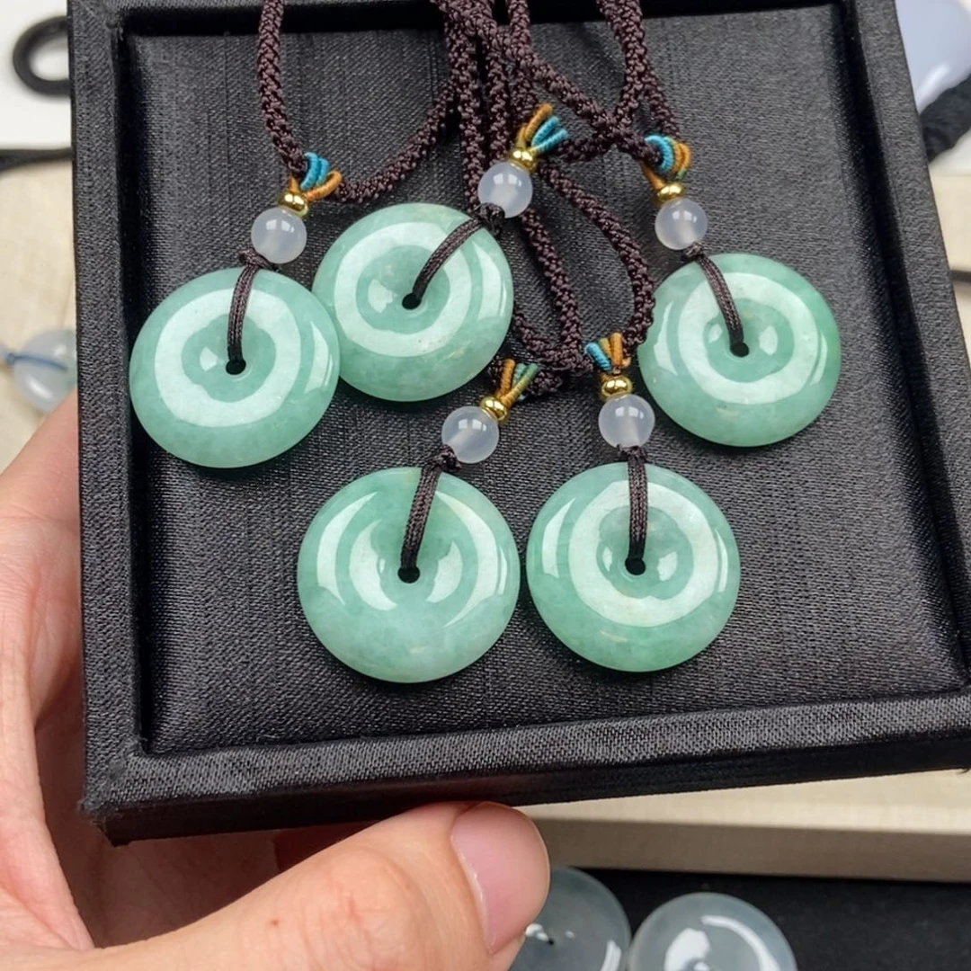 翡翠未镶嵌颈饰平安扣