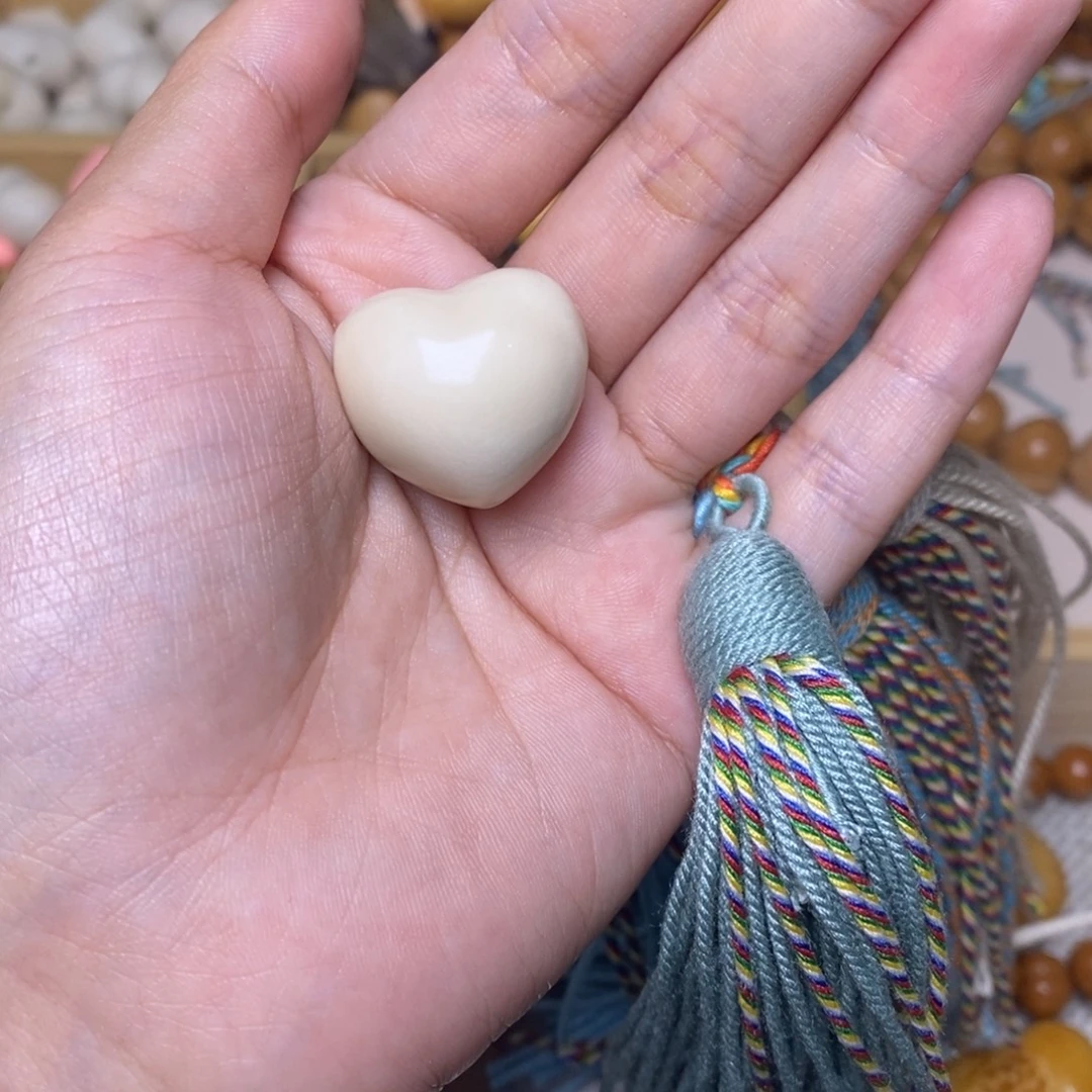 煜***：猴头核桃吊坠➕青色流苏