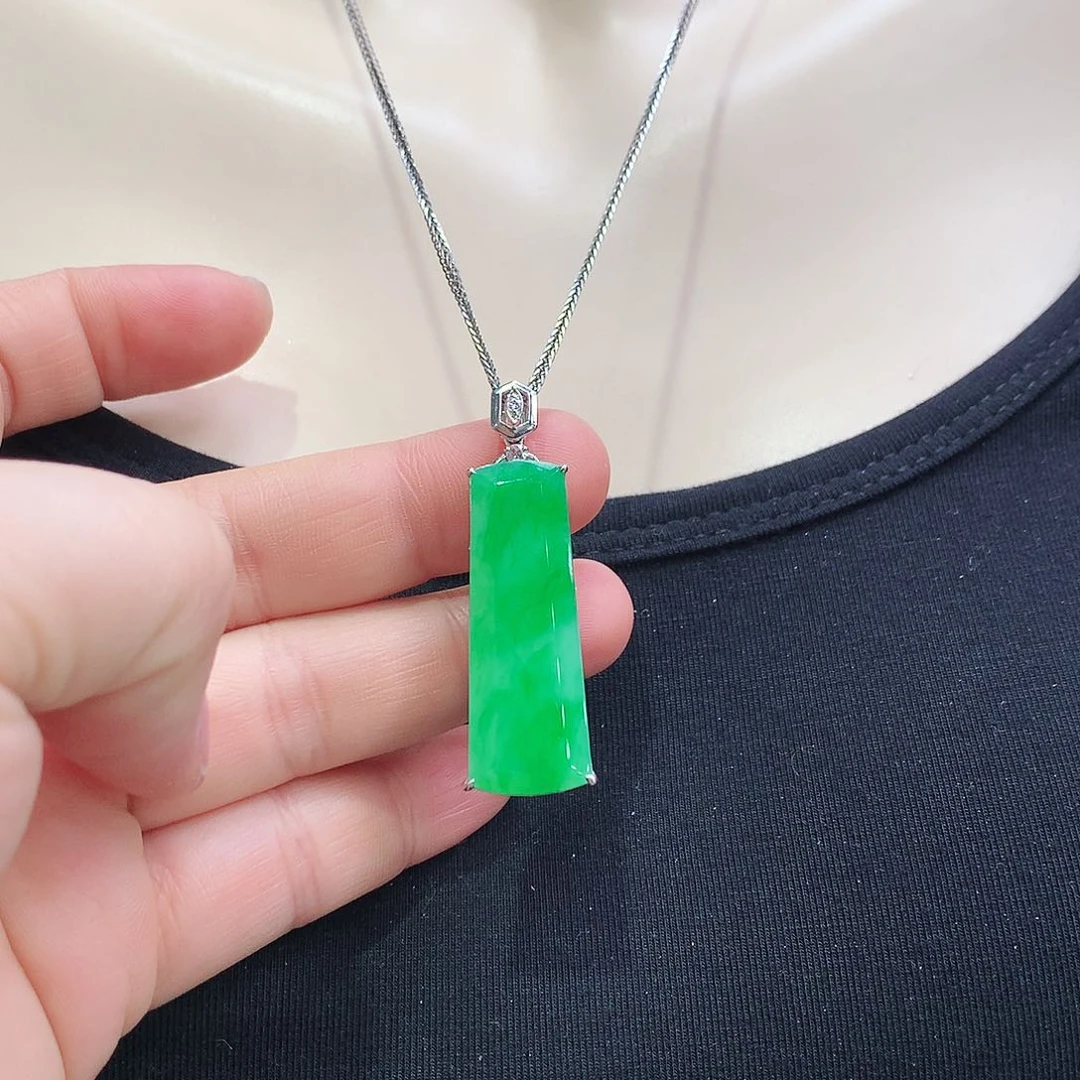 翡翠颈饰18K金镶嵌无事牌