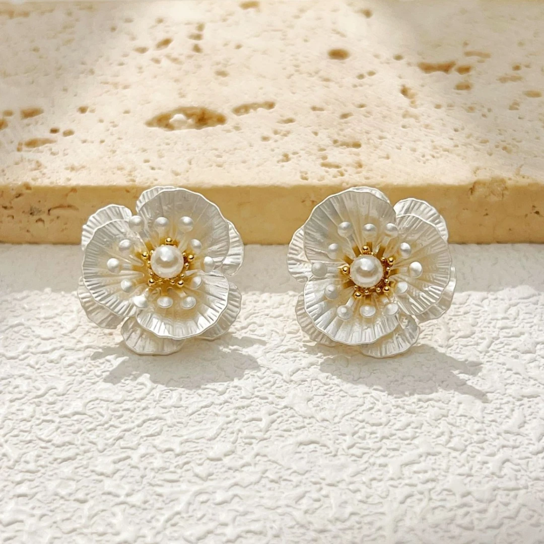 铜合金仿珍珠耳饰 金属花朵珍珠耳钉高级感耳饰女时尚百搭耳环