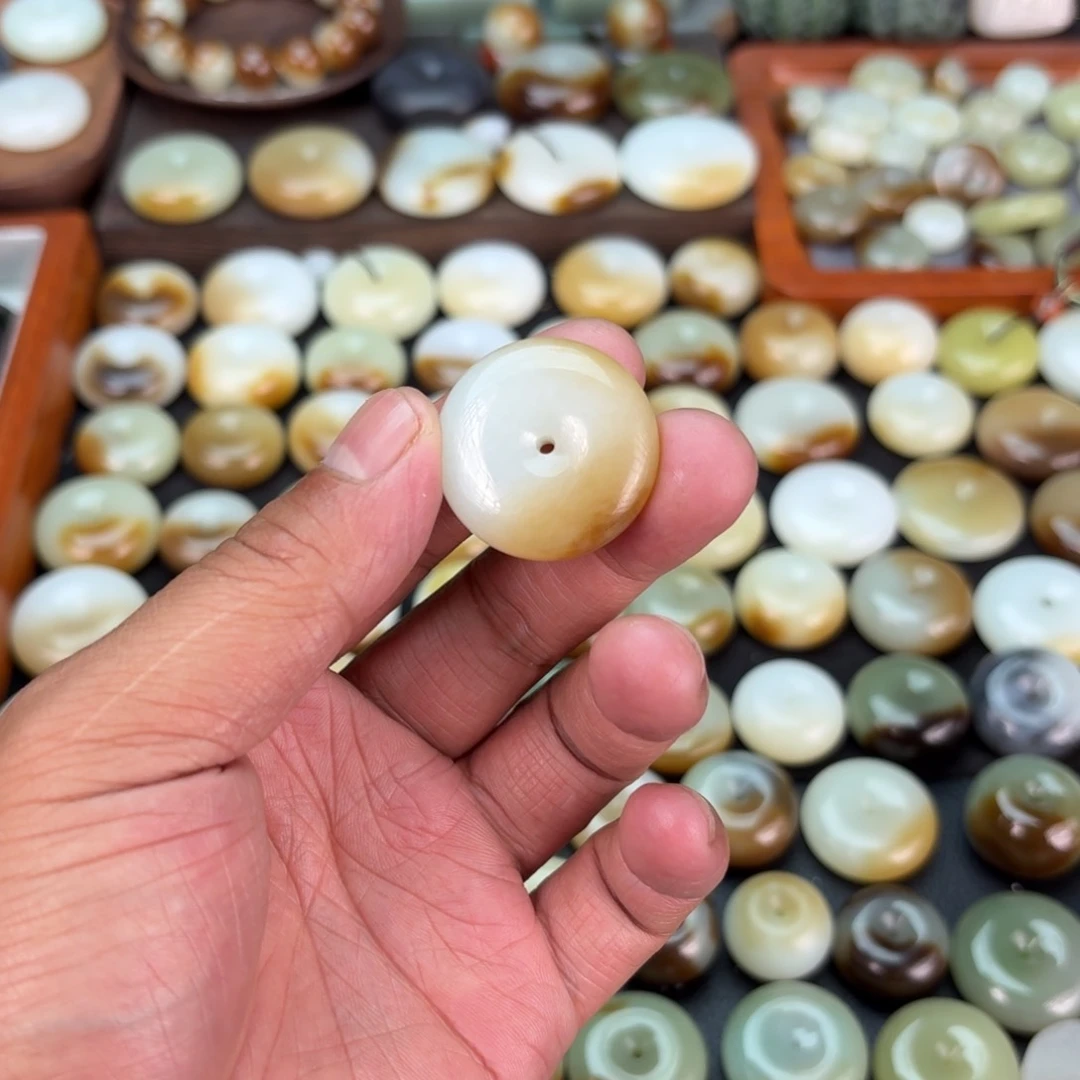 和田玉未镶嵌颈饰我****?
