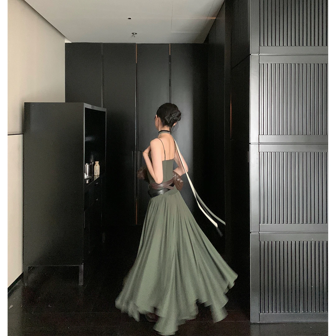 区区欧阳 bi入私服款吊带连衣裙女春季新款收腰百褶A字显瘦长裙