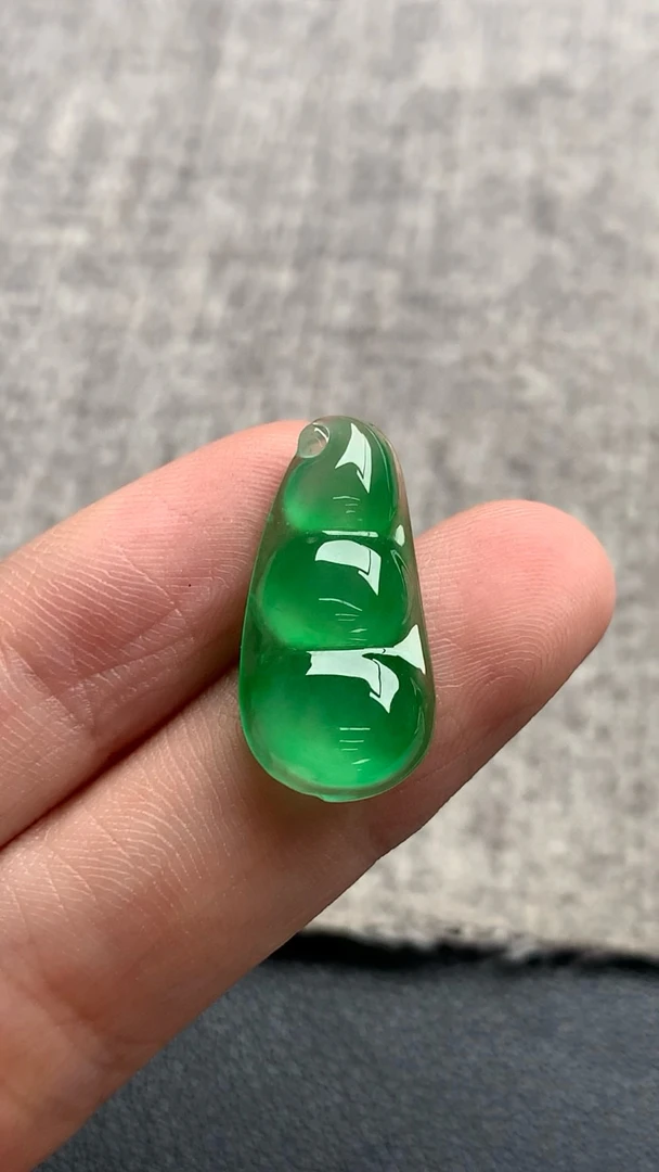 天然A货缅甸翡翠 福豆 尺寸 : 22.3-11-4.3