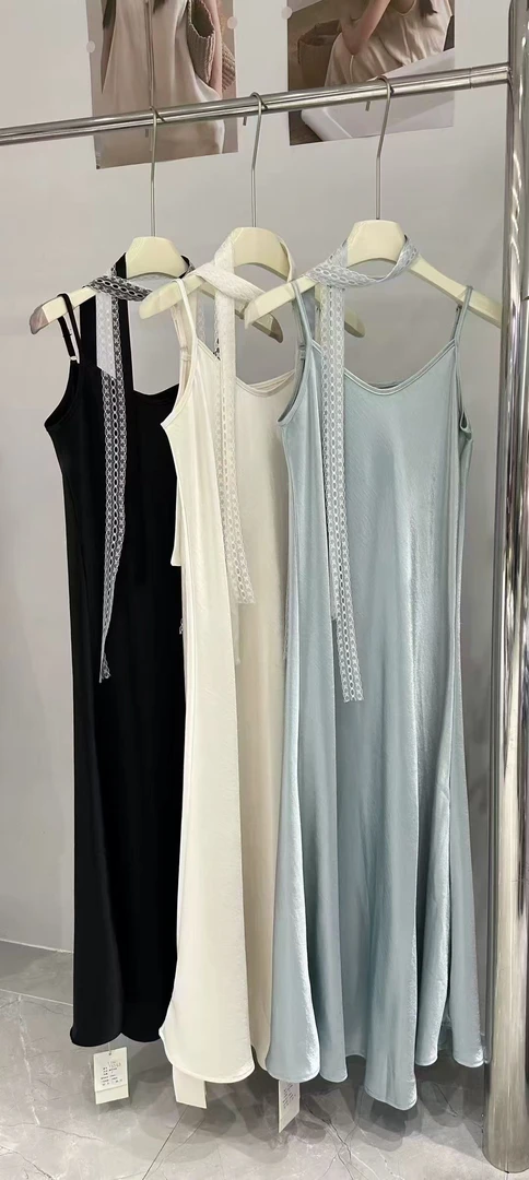 毛2025春夏新款绸缎吊带连衣裙气质显瘦带飘带蕾丝