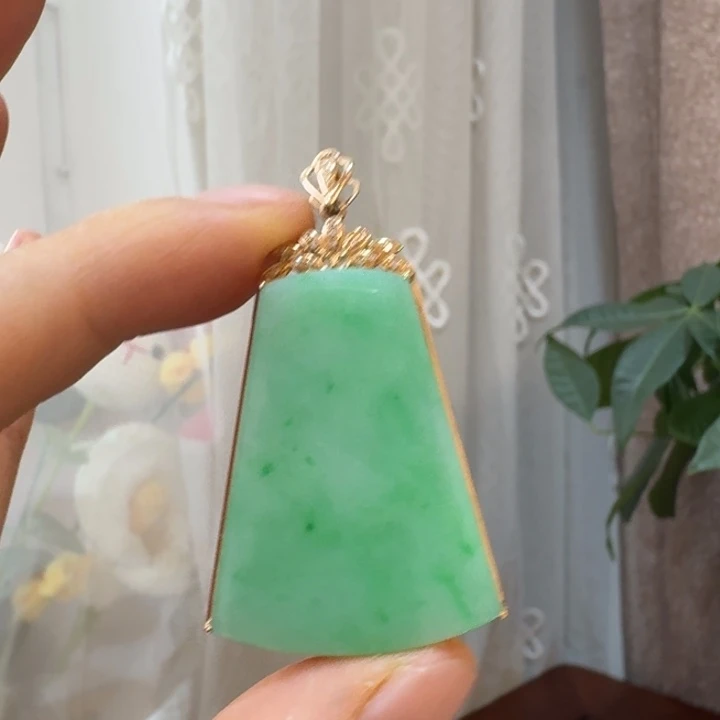 翡翠18K金镶嵌颈饰无事牌